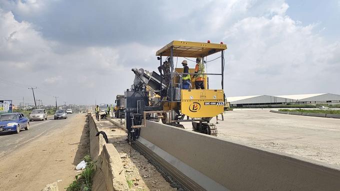 Three-Track Slipform Paver | 0–2500mm Side / 0–3000mm Center Paving for Curbs, Gutters & Rural Roads